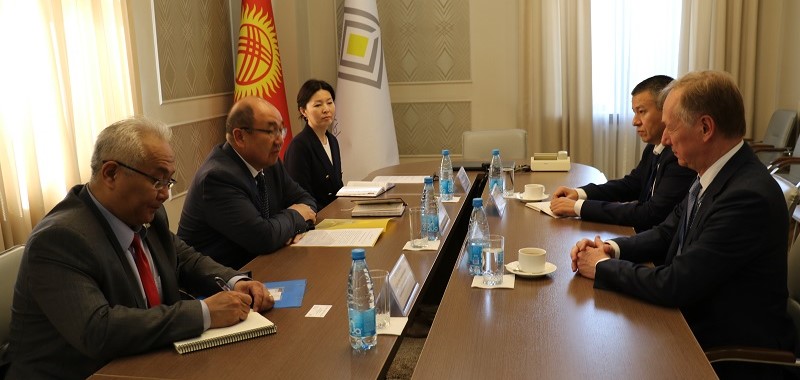 A meeting between the President of the Interstate Bank N. Gavrilov and the Chairman of the National Bank of the Kyrgyz Republic K. Bokontaev